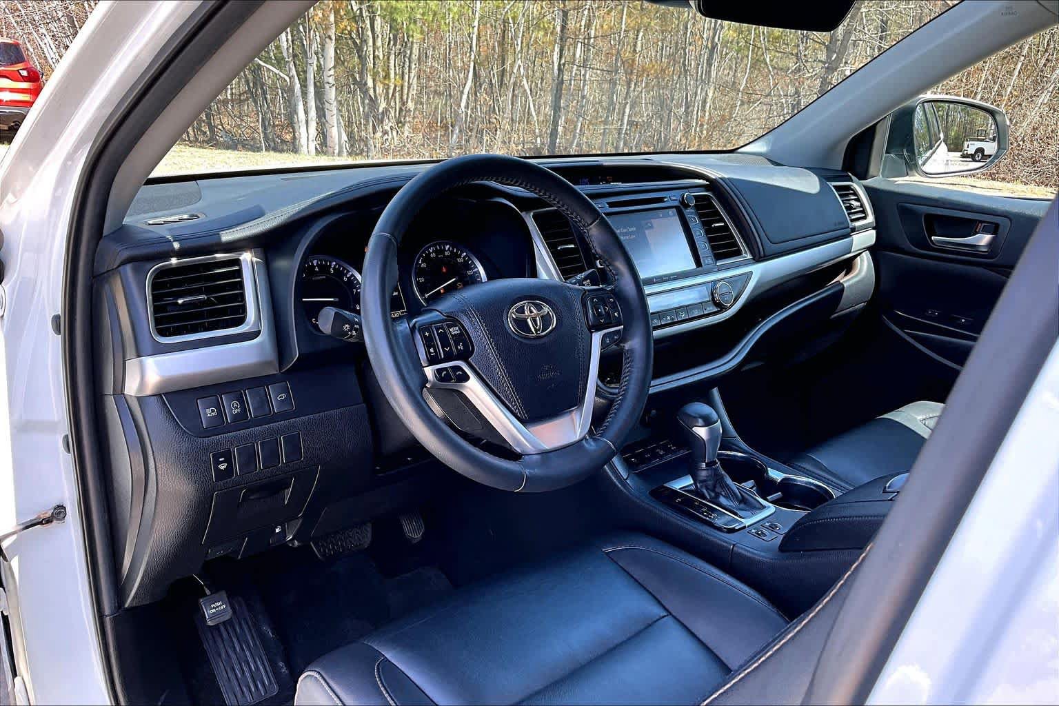 Used 2019 Toyota Highlander XLE w/ Carpet Mat Package (TMS) AWD/4WD image 18