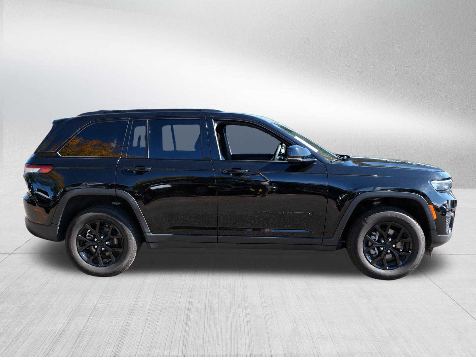 Used 2025 Jeep Grand Cherokee Altitude AWD/4WD image 8