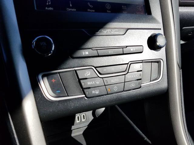 Used 2019 Ford Fusion SE image 23