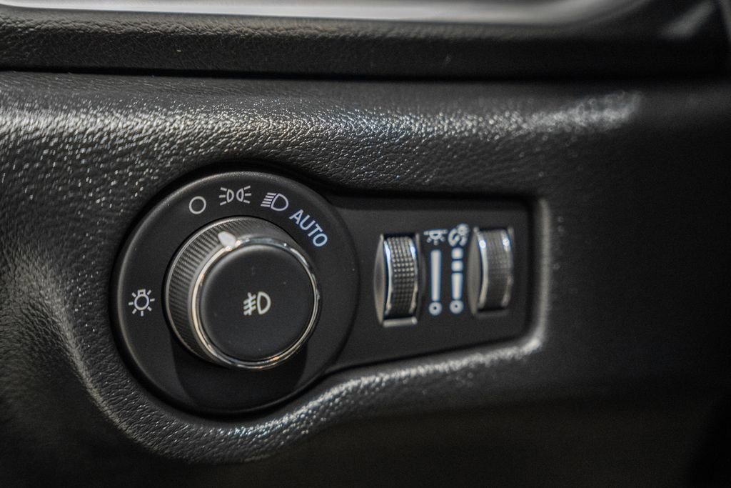 Used 2025 Chrysler Pacifica Select image 46