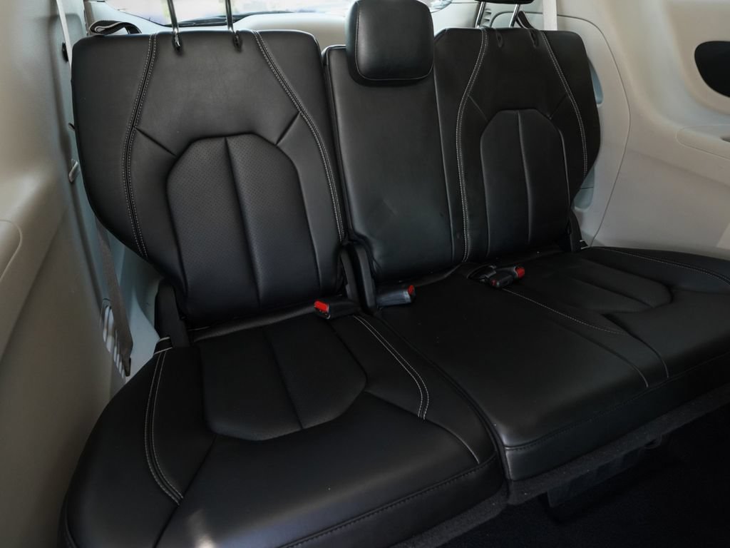 Used 2023 Chrysler Pacifica Touring-L FWD image 28