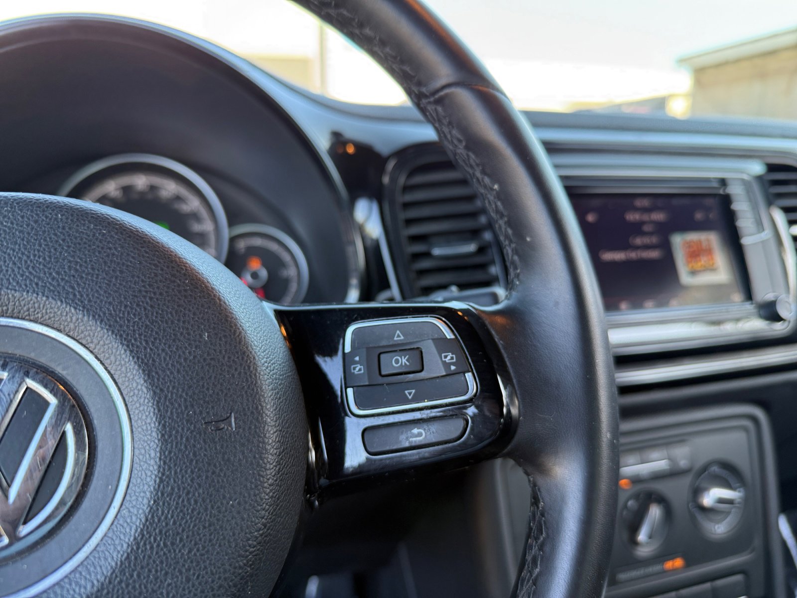 Used 2018 Volkswagen Beetle 2.0T S w/ Style & Comfort Package For S image 16