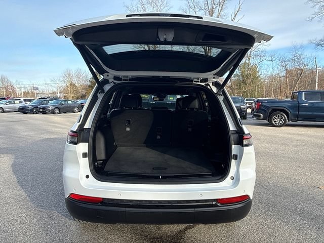 Used 2023 Jeep Grand Cherokee Altitude AWD/4WD image 13