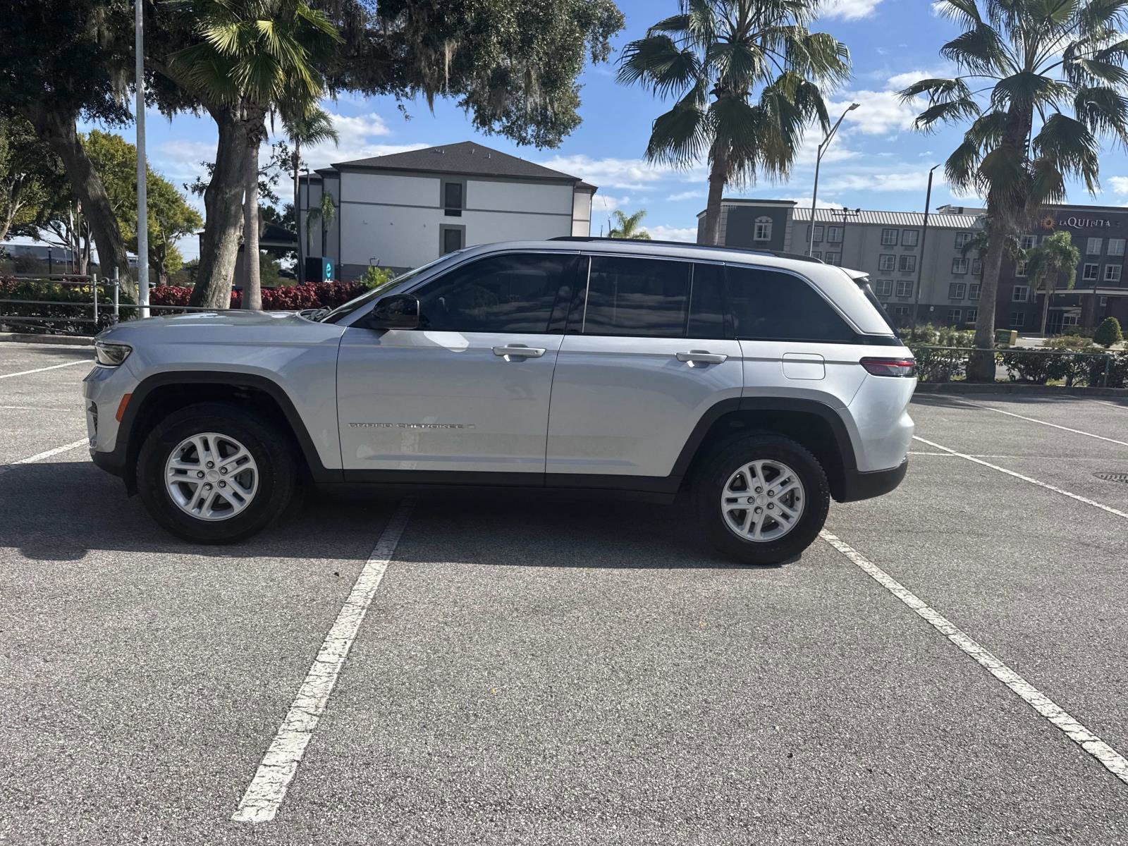 Used 2023 Jeep Grand Cherokee Laredo image 7