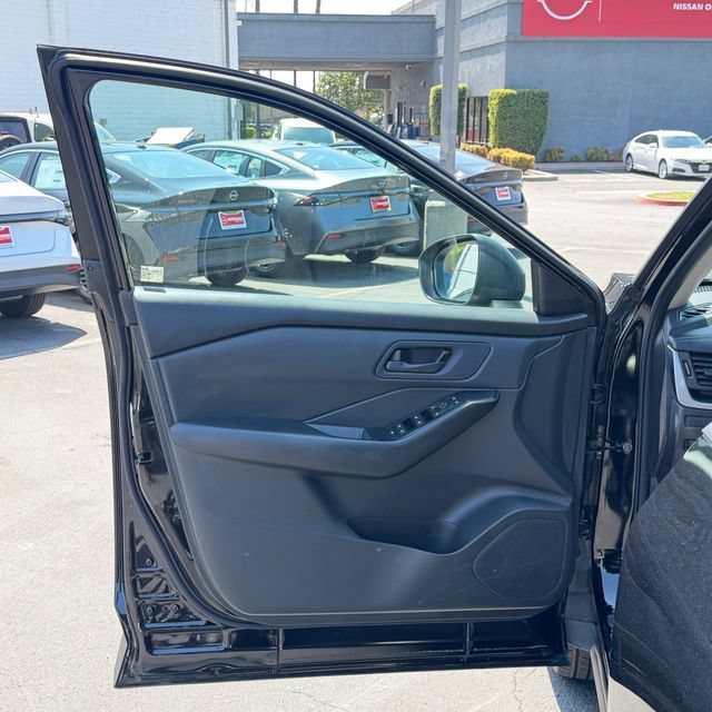 Used 2024 Nissan Rogue S FWD image 14