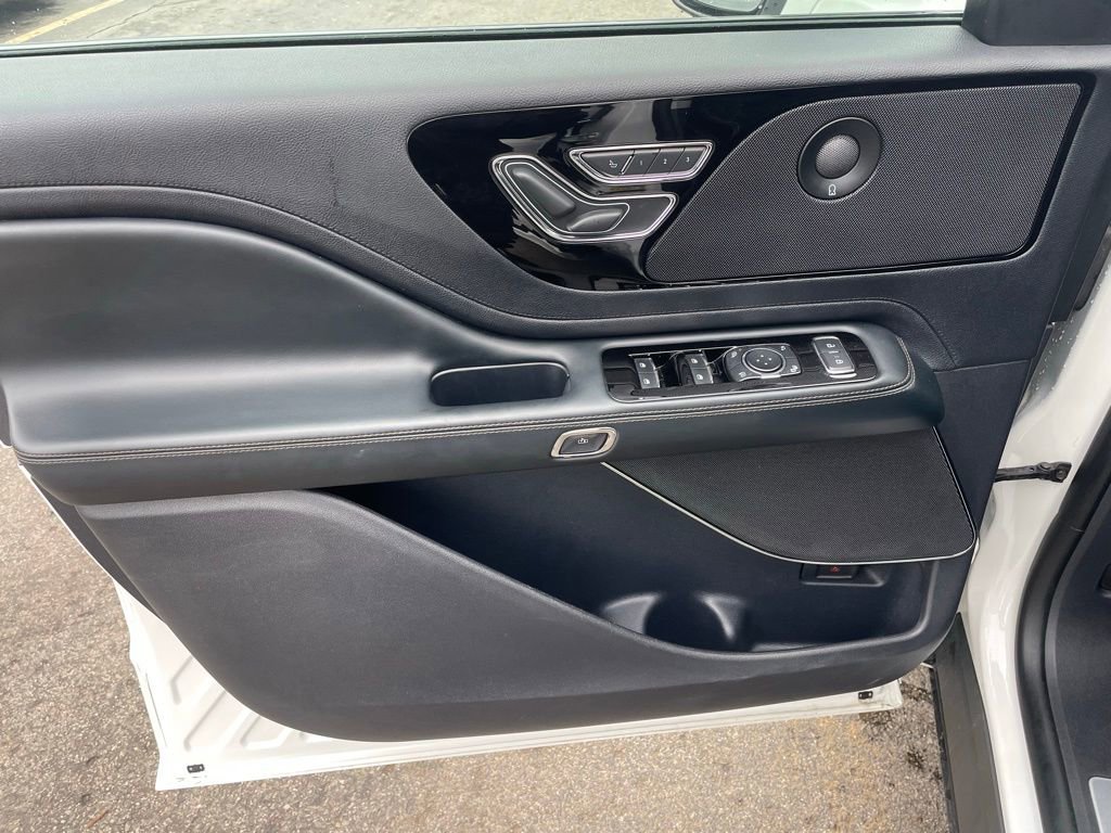 Used 2025 Lincoln Aviator AWD w/ Jet Appearance Package image 17