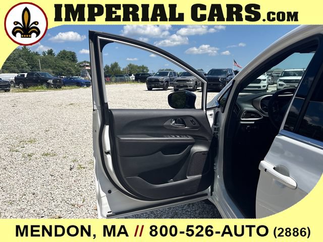 New 2027 Chrysler Pacifica Limited w/ Family Tech Group AWD/4WD image 19