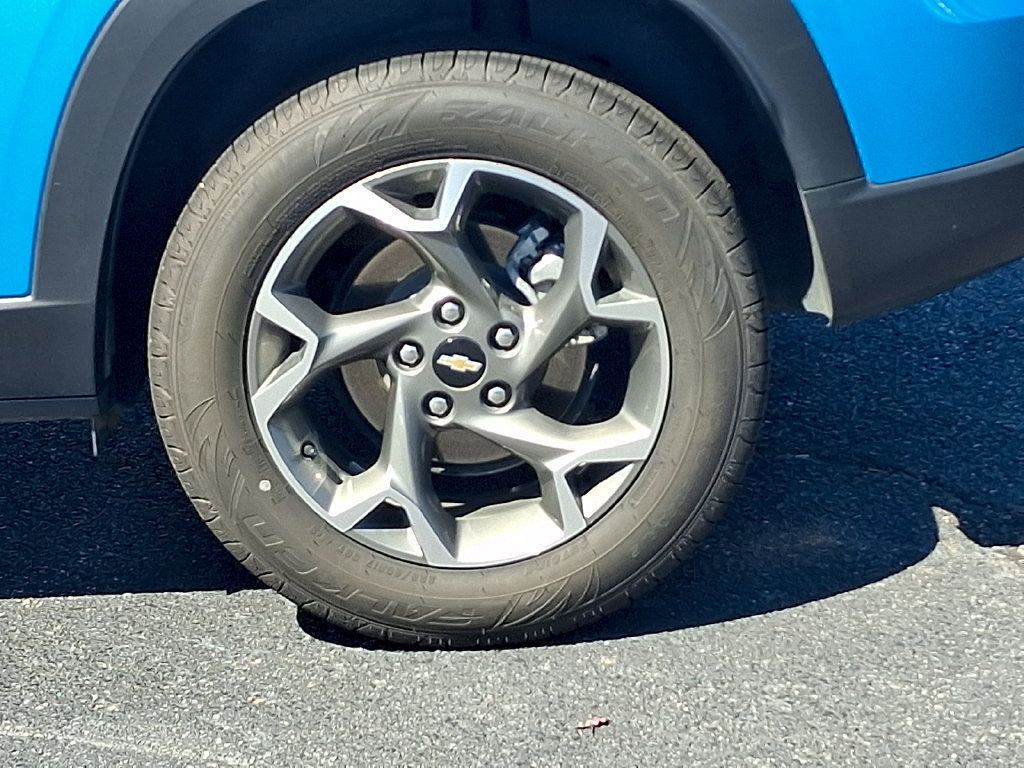 Used 2025 Chevrolet Trax LT FWD image 8