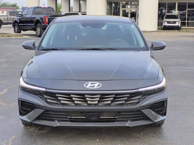 Used 2025 Hyundai Elantra SEL image 3
