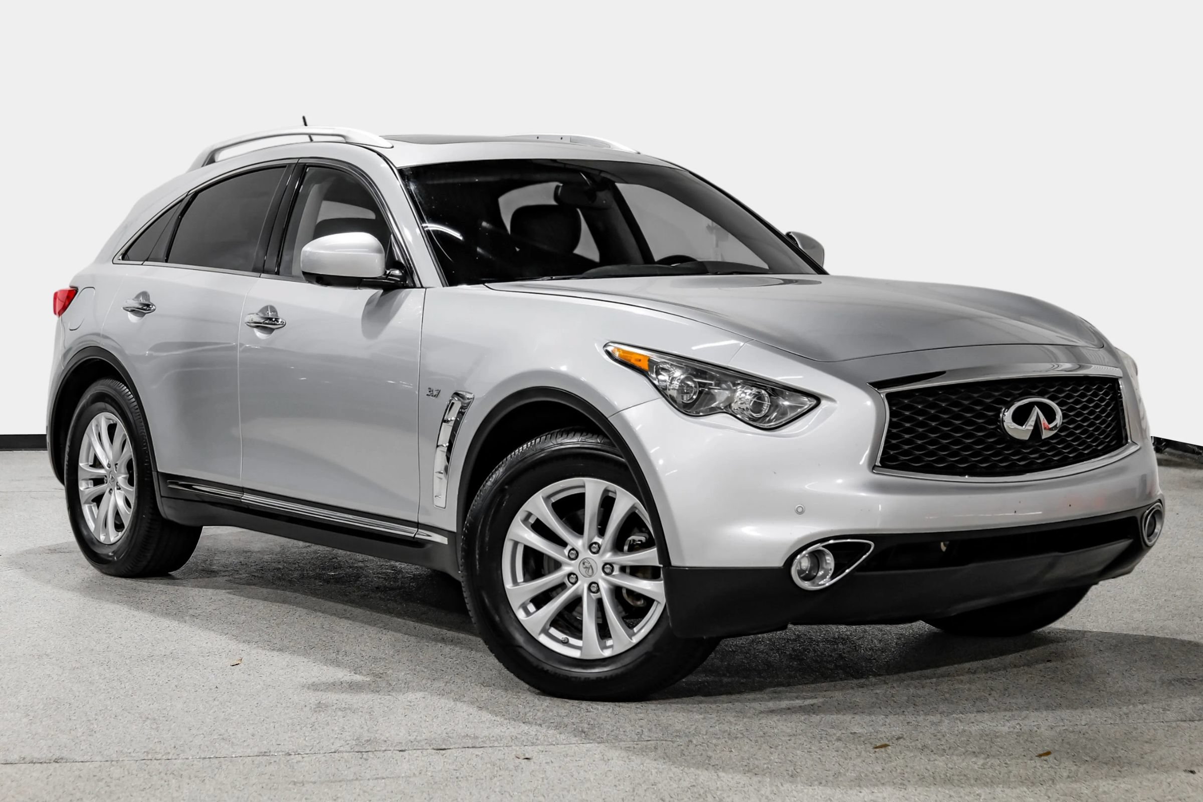 Used 2017 INFINITI QX70 AWD w/ Premium Package image 4