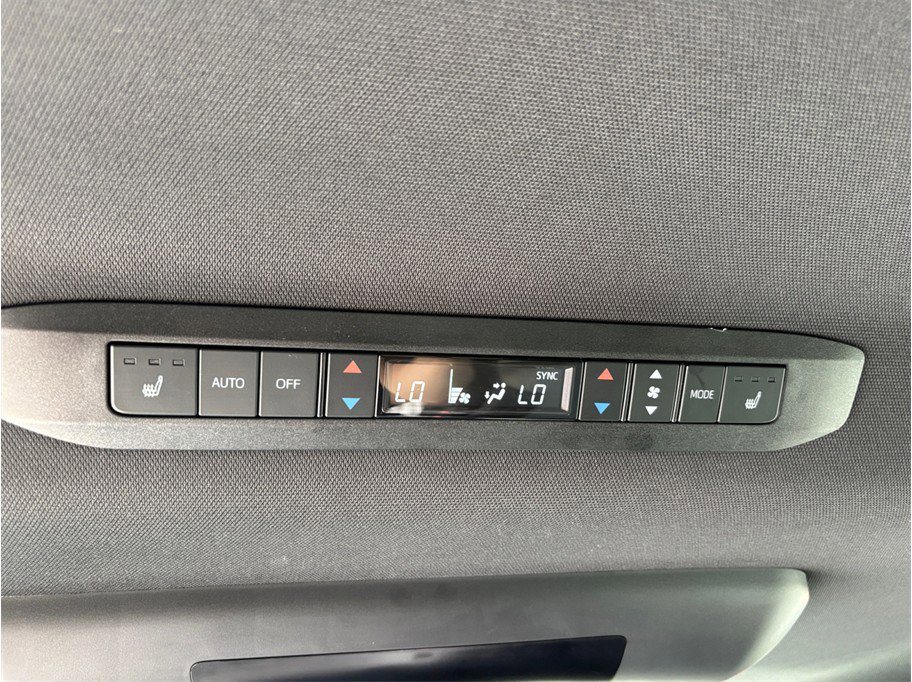 Used 2025 Toyota Sienna Platinum AWD/4WD image 43