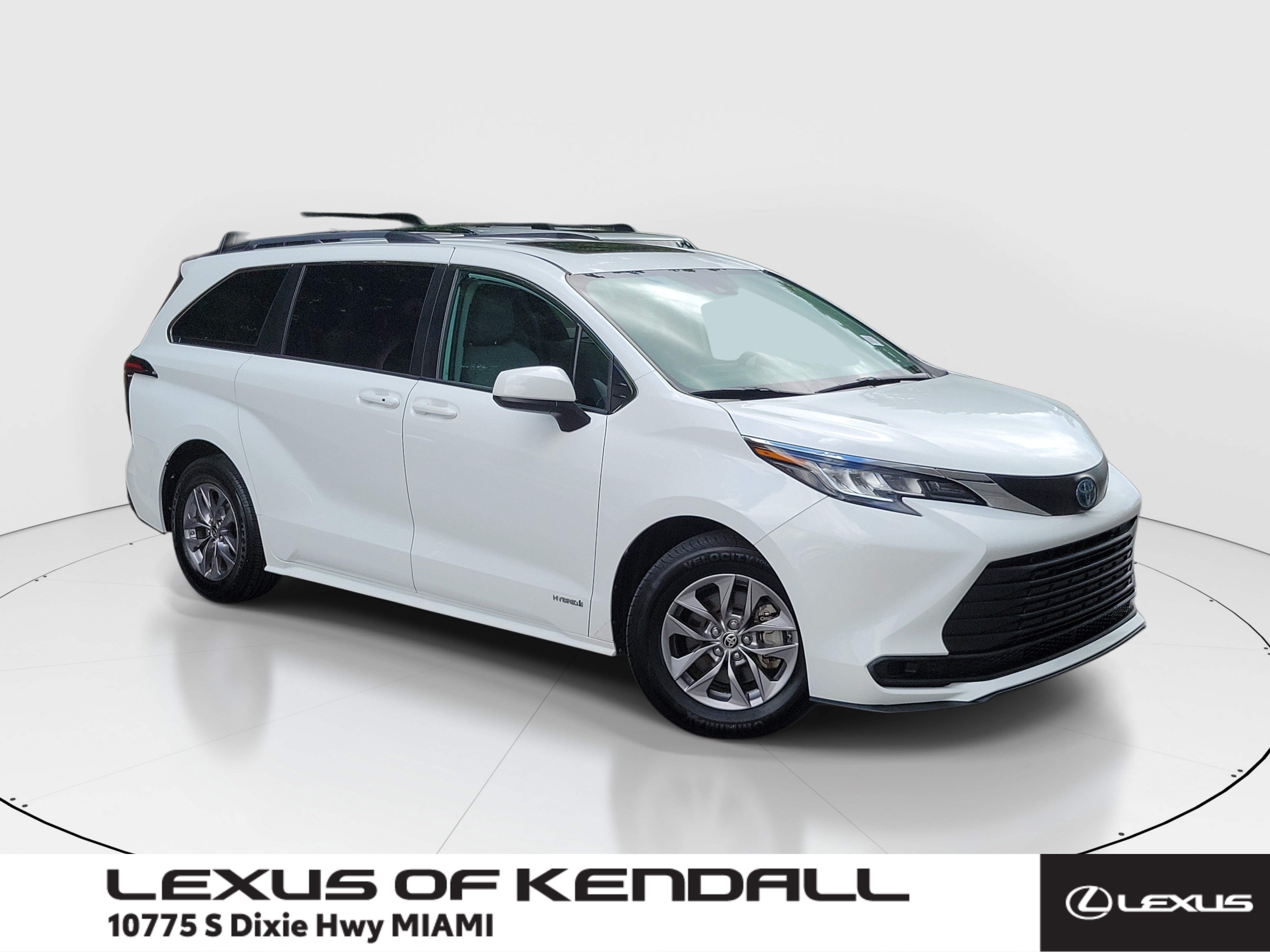Used 2021 Toyota Sienna LE w/ LE Plus Package FWD image 1