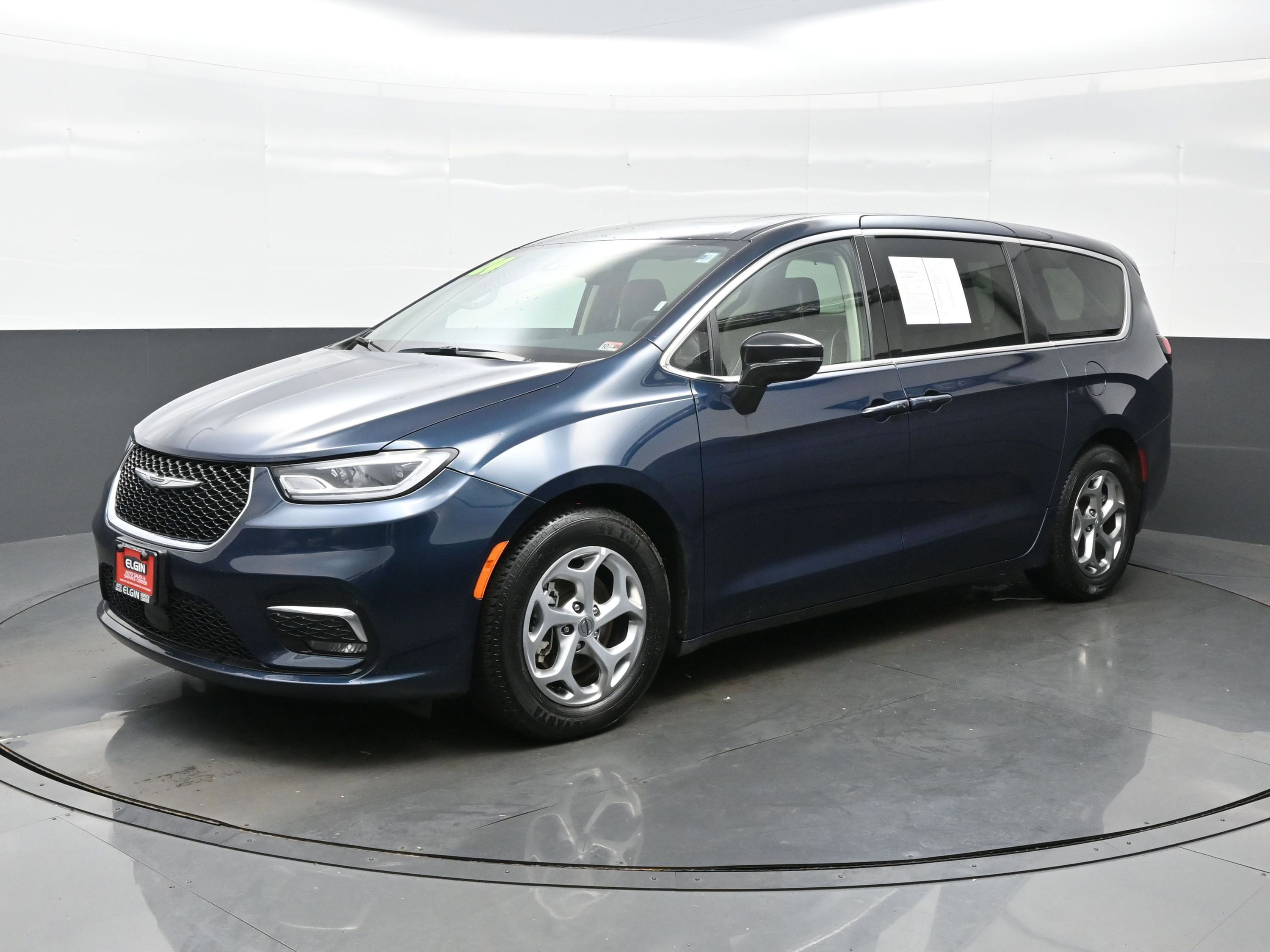 Used 2024 Chrysler Pacifica Limited image 2