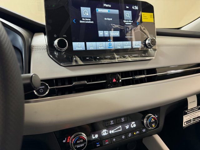 Used 2024 Mitsubishi Outlander 4WD Plug-In Hybrid image 13