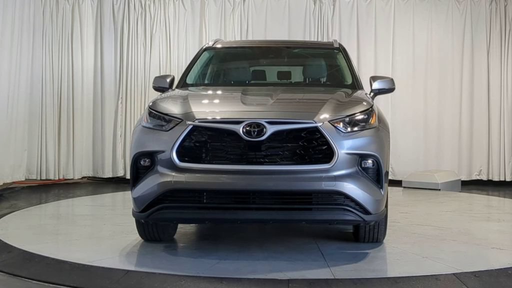 Used 2025 Toyota Highlander XLE AWD/4WD image 3
