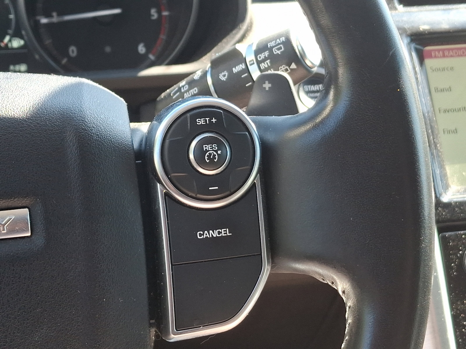 Used 2017 Land Rover Discovery HSE image 24