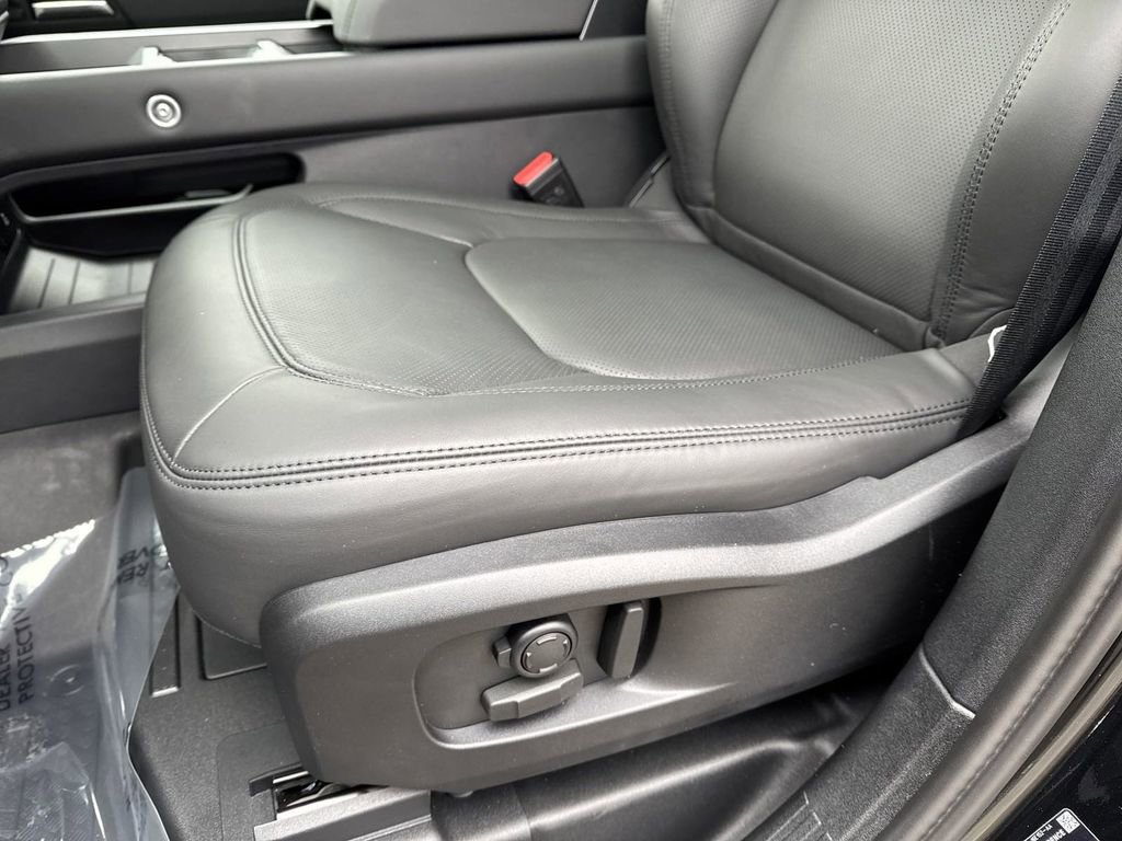 New 2025 Land Rover Defender 110 X-Dynamic SE image 15