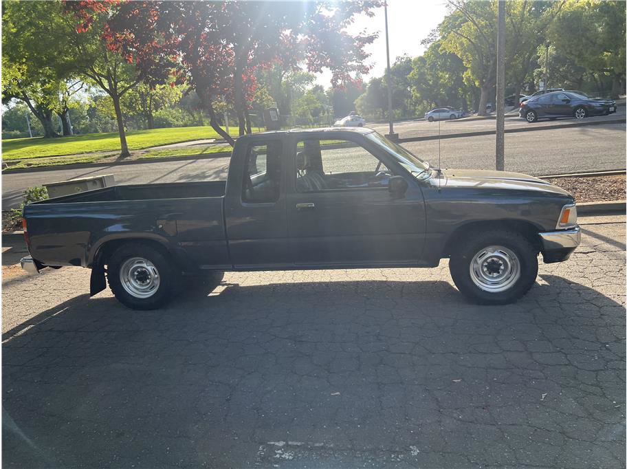 Used 1990 Toyota Pickup Deluxe image 4