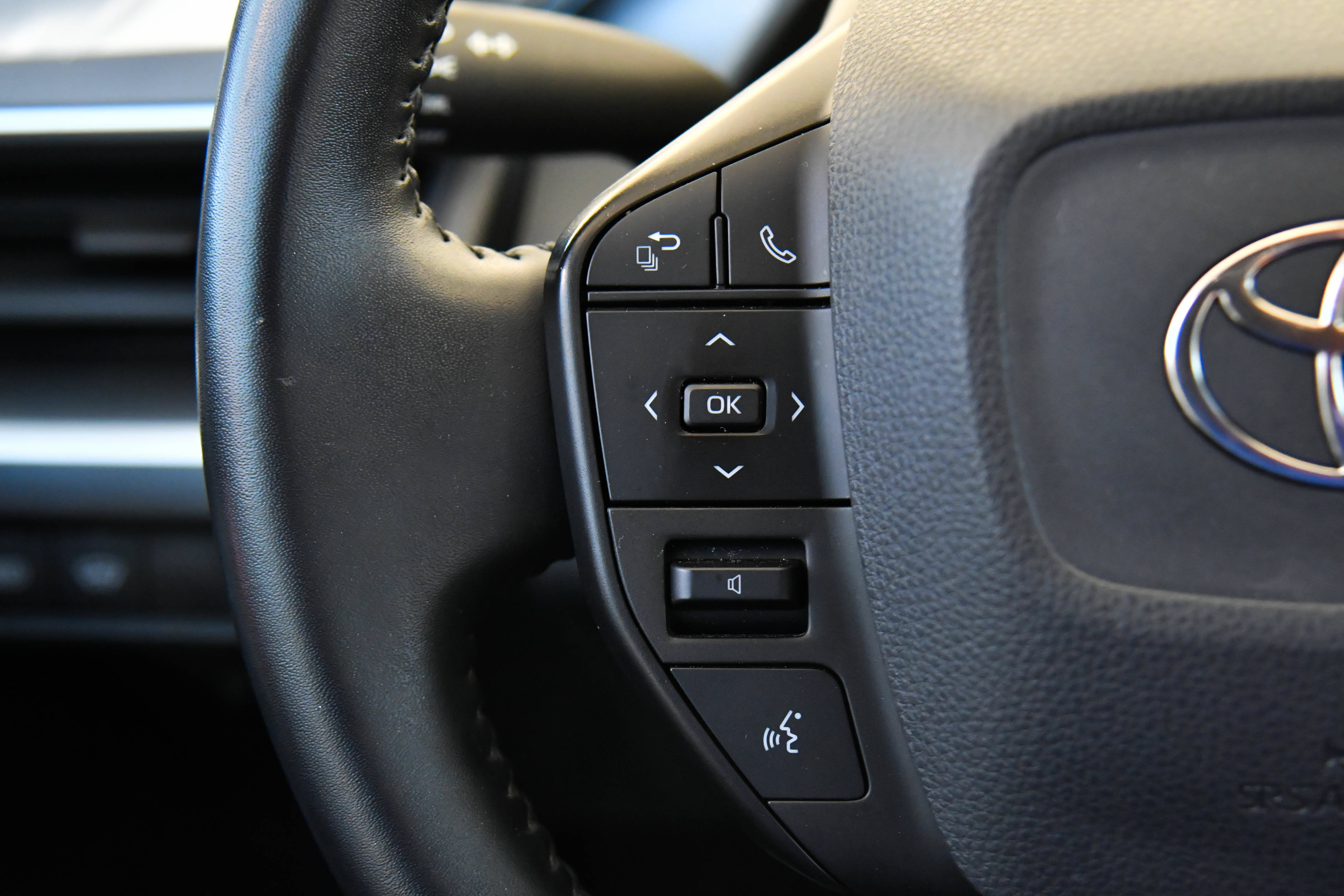 Used 2024 Toyota Prius LE FWD image 30