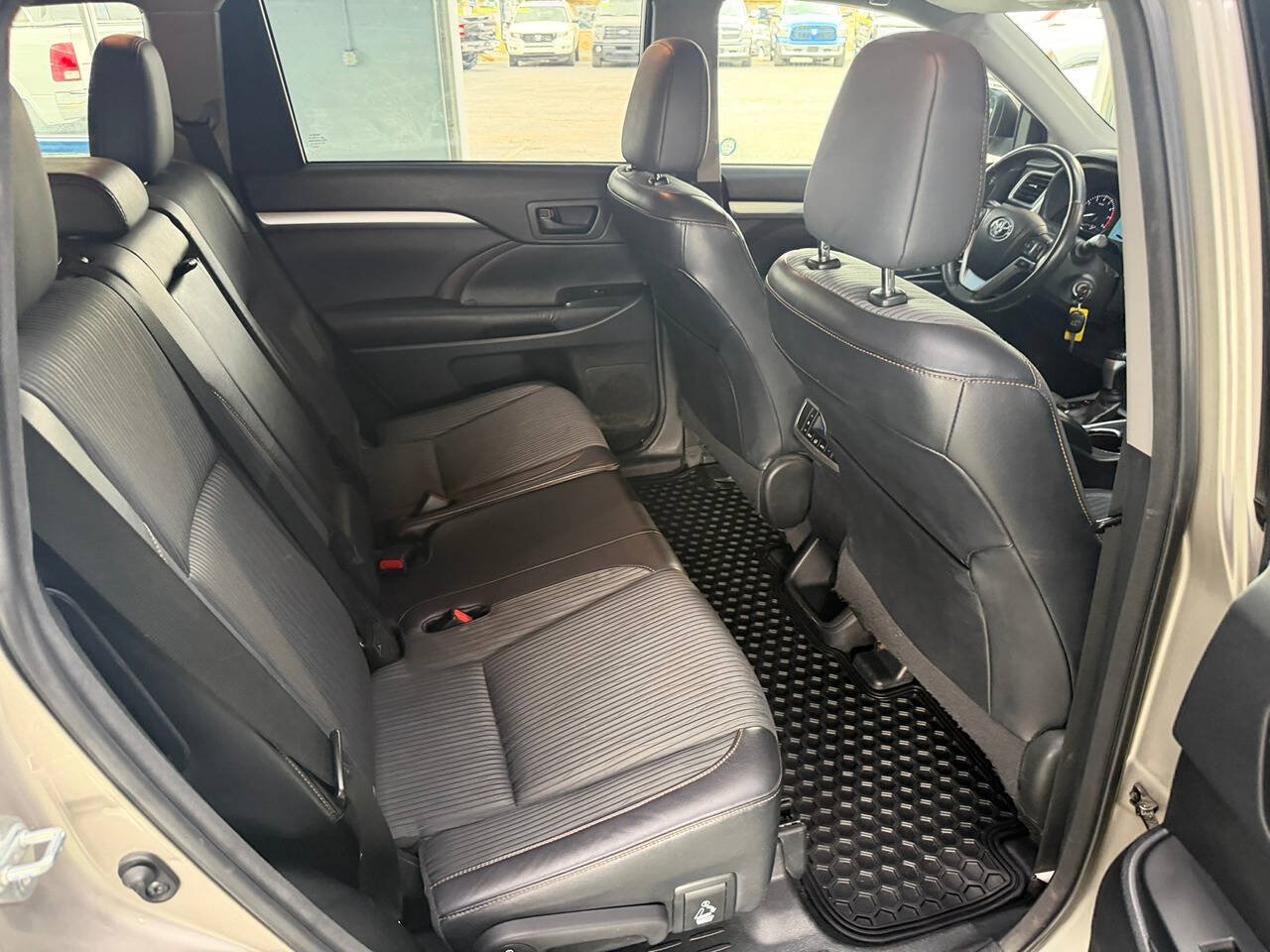 Used 2014 Toyota Highlander LE AWD/4WD image 19