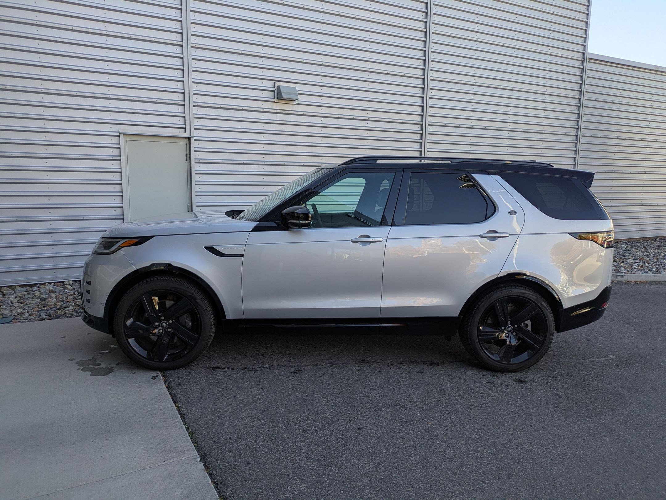 Used 2024 Land Rover Discovery Dynamic SE image 2