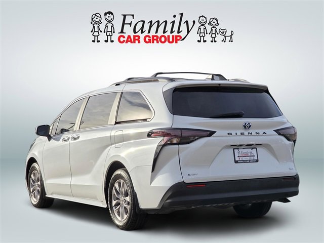Used 2025 Toyota Sienna XLE image 3