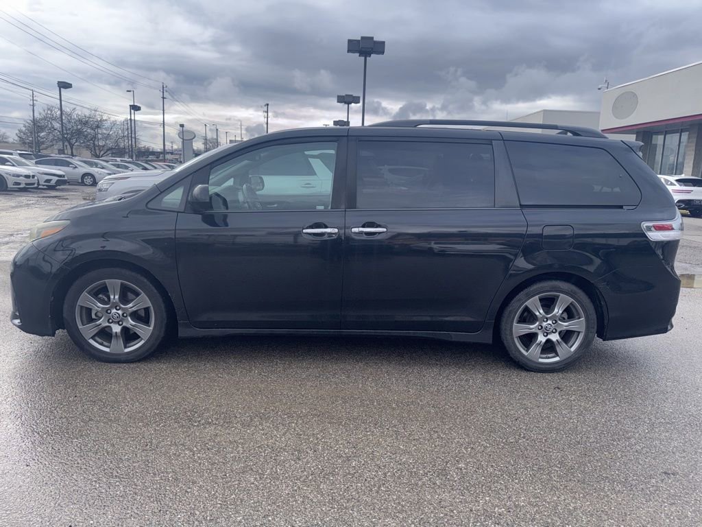 Used 2019 Toyota Sienna SE image 2