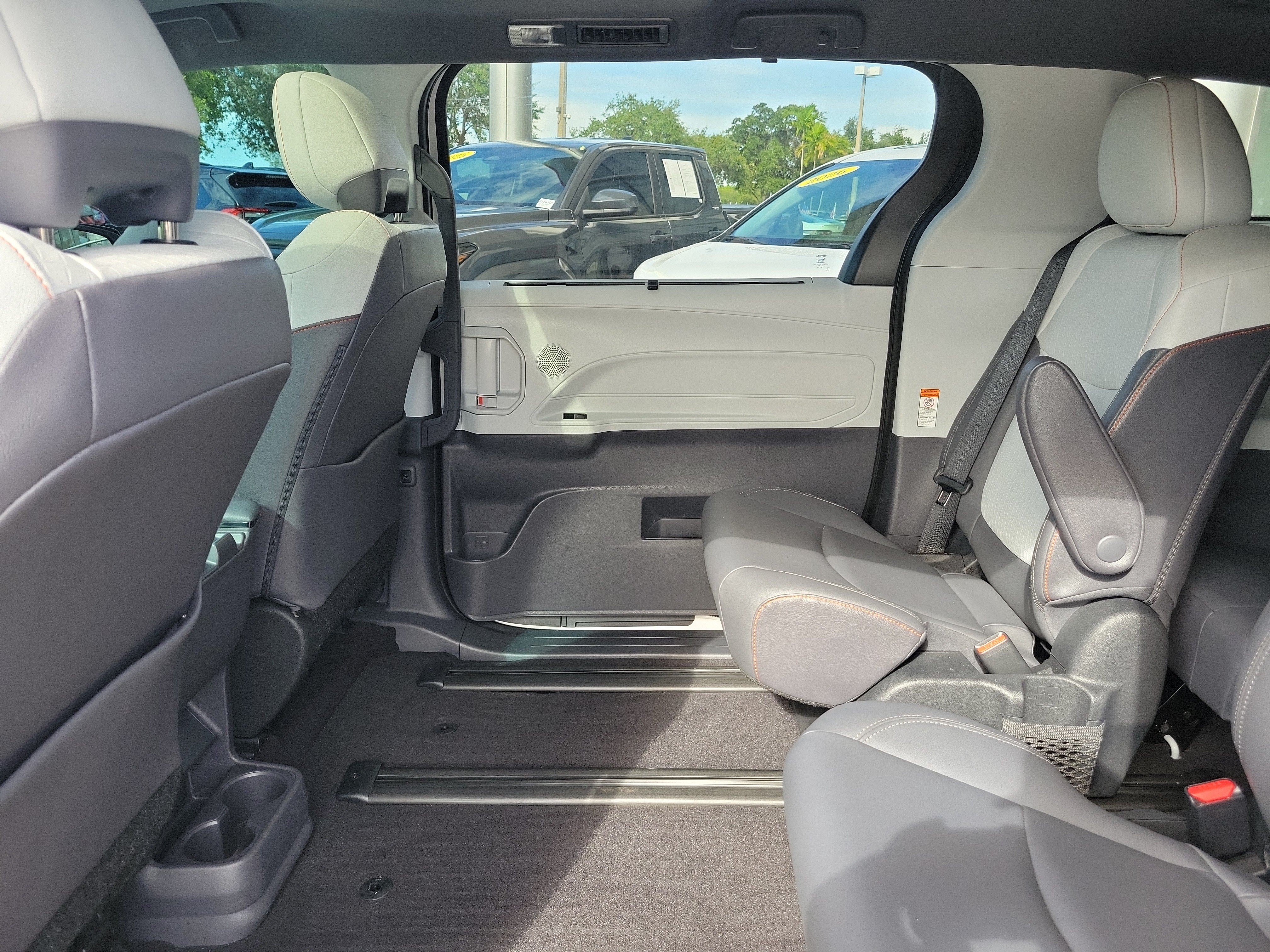 Used 2022 Toyota Sienna XSE FWD image 16