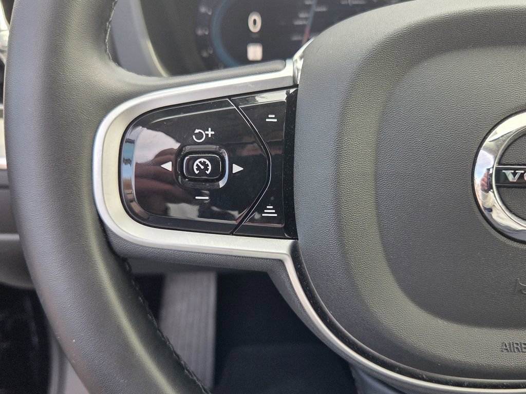 Used 2025 Volvo XC60 B5 Plus image 24