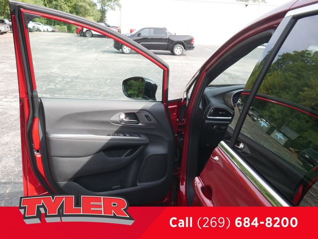 New 2026 Chrysler Pacifica Select FWD image 20