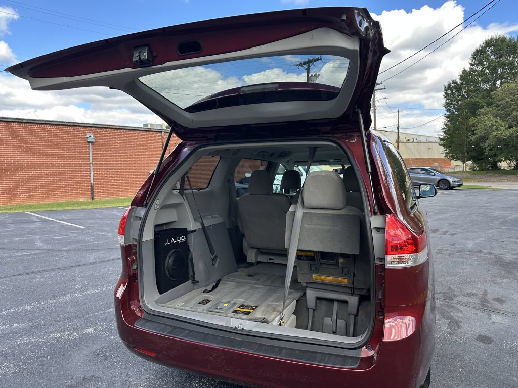 Used 2014 Toyota Sienna LE FWD image 28