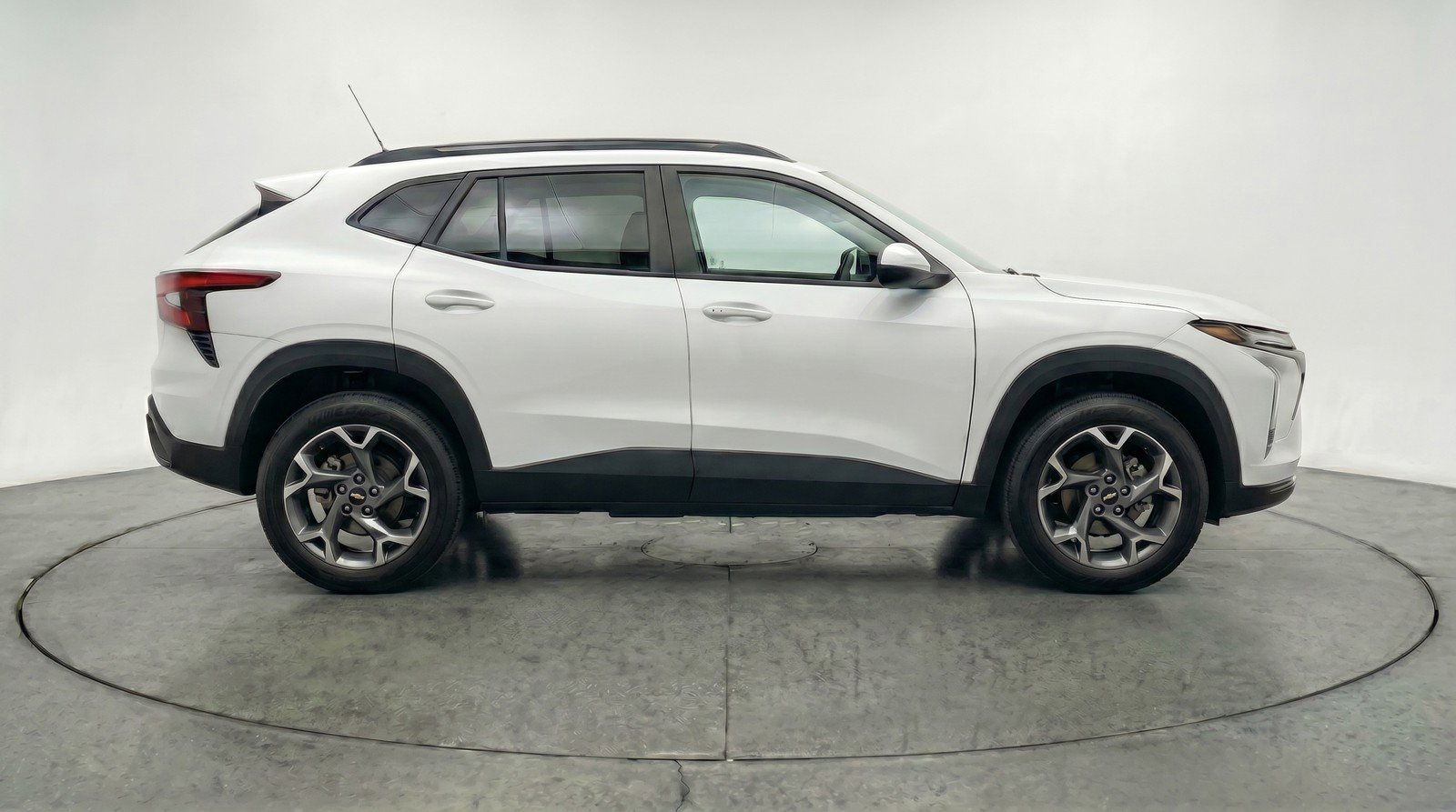 Used 2025 Chevrolet Trax LT FWD image 11