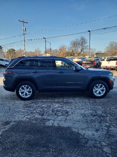 Used 2023 Jeep Grand Cherokee Limited w/ Trailer Tow Prep Group (B) AWD/4WD image 15