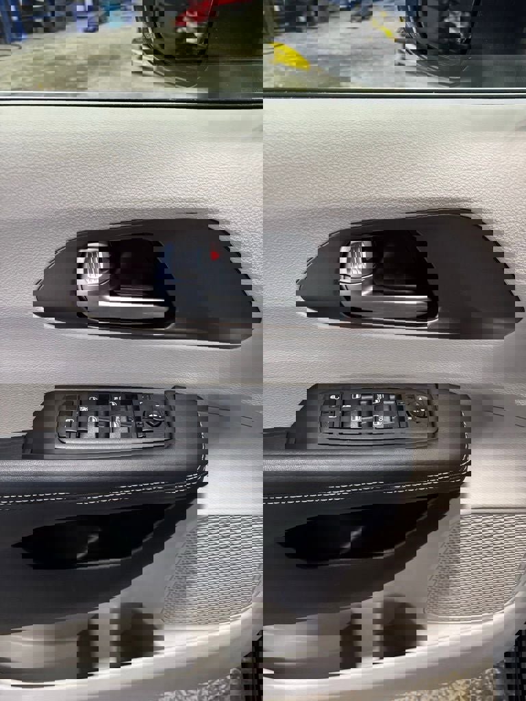 Used 2024 Chrysler Voyager LX image 7