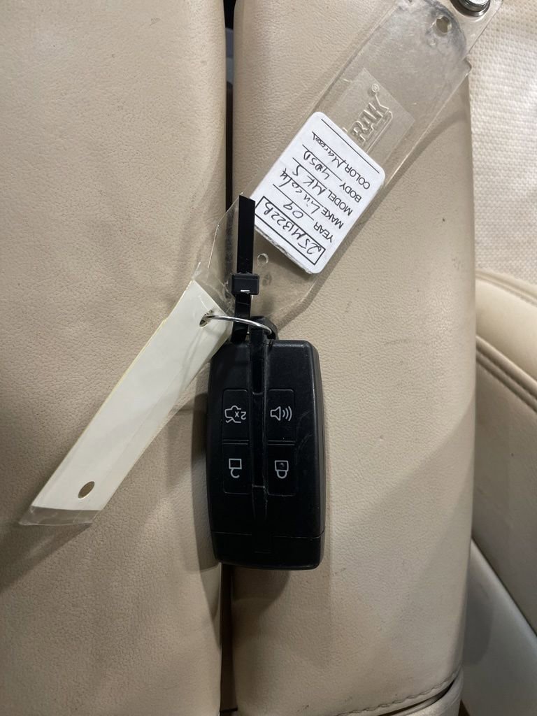 Used 2009 Lincoln MKS image 29