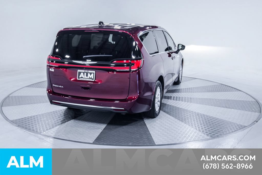 Used 2023 Chrysler Pacifica Touring-L FWD image 9
