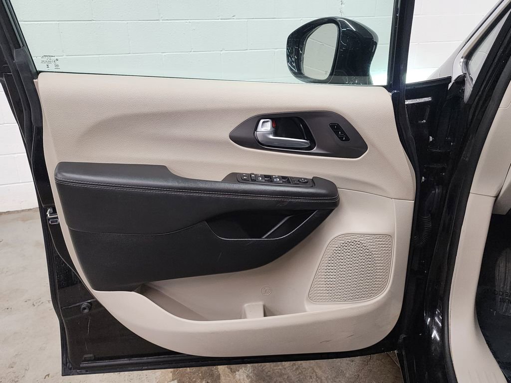 Used 2024 Chrysler Pacifica Touring-L FWD image 9
