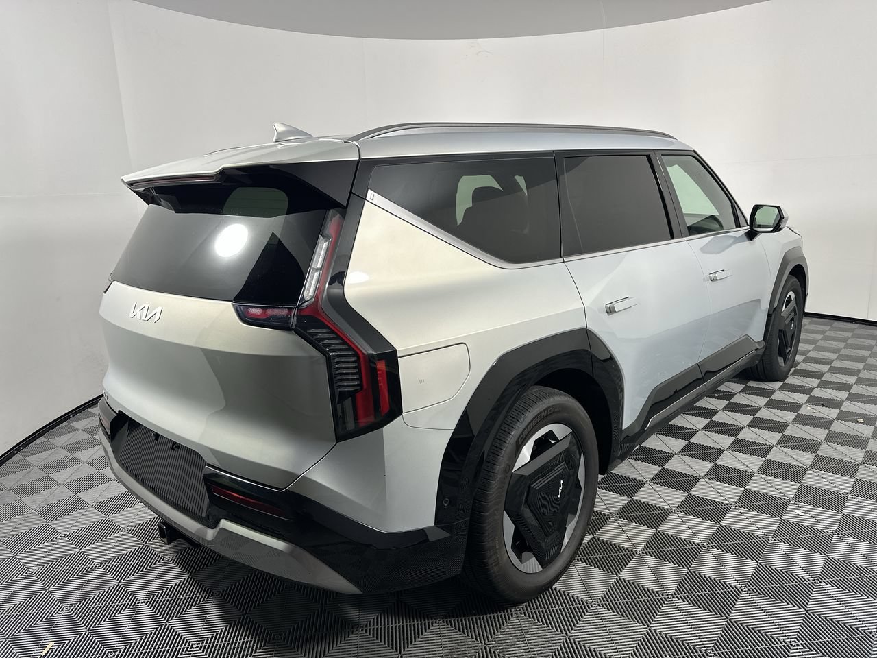 Certified 2024 Kia EV9 Land w/ Towing Package AWD/4WD image 19