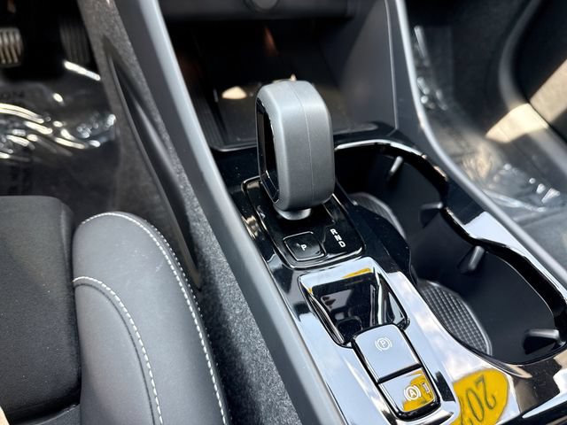 Certified 2025 Volvo XC40 B5 Plus AWD/4WD image 25