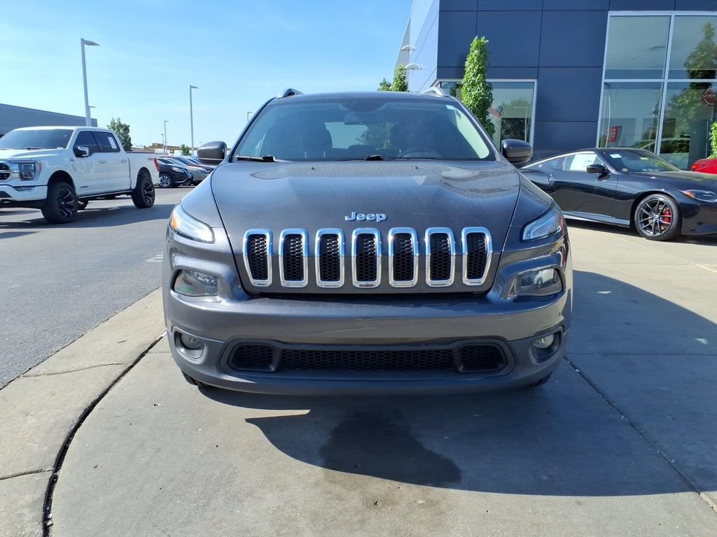 Used 2017 Jeep Cherokee Latitude w/ Cold Weather Group AWD/4WD image 3