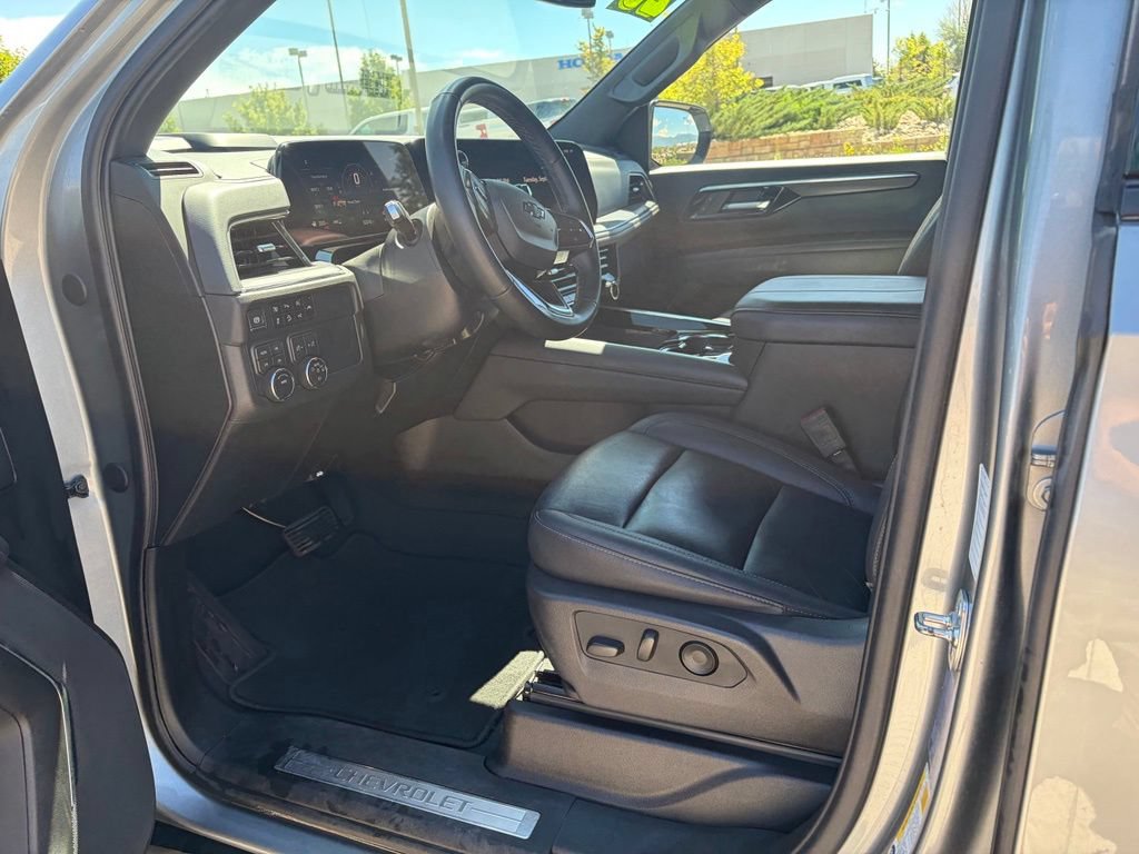 Used 2025 Chevrolet Suburban Z71 AWD/4WD image 16
