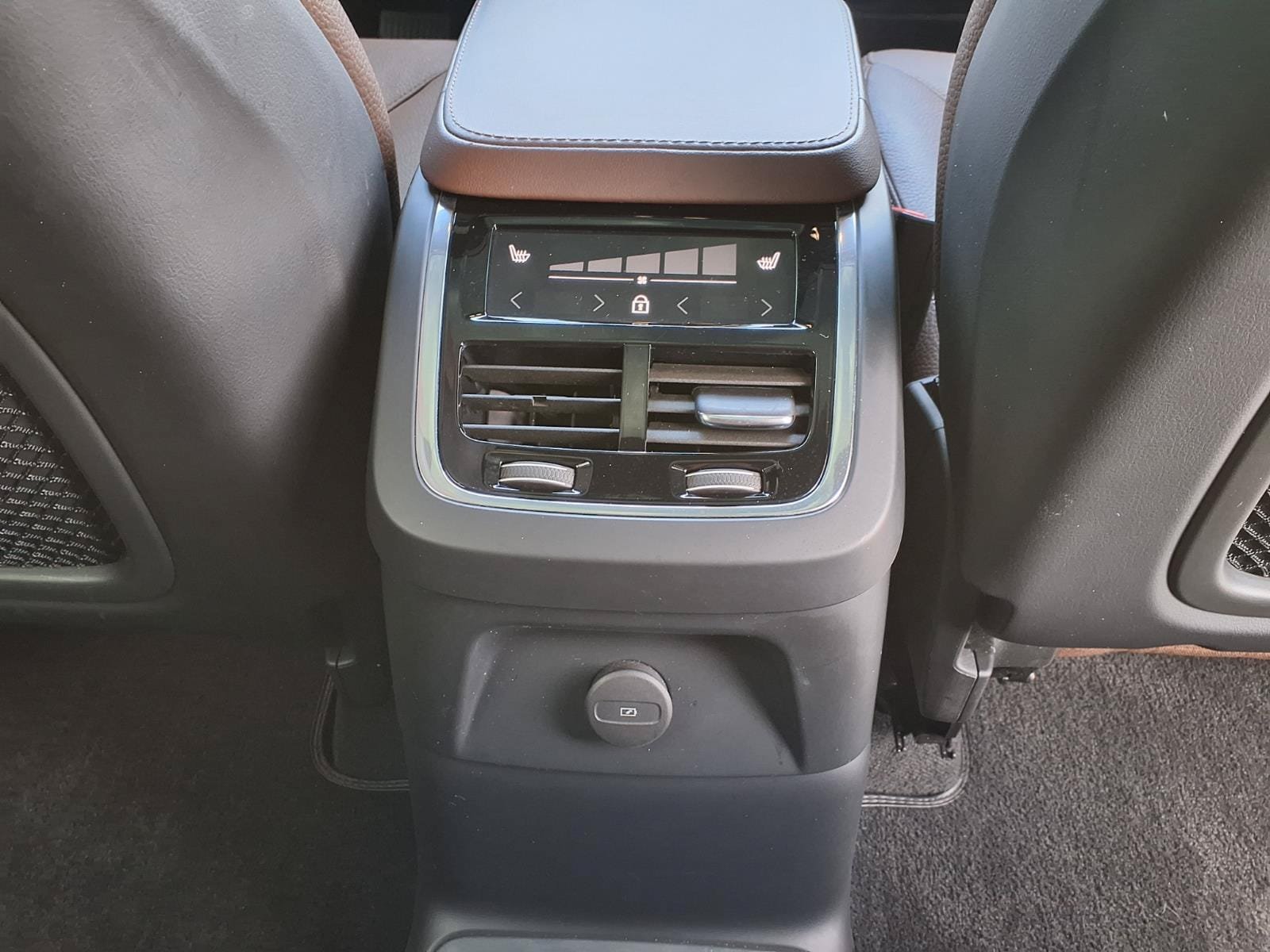 Certified 2023 Volvo XC90 T8 Plus w/ Protection Package Premier AWD/4WD image 16