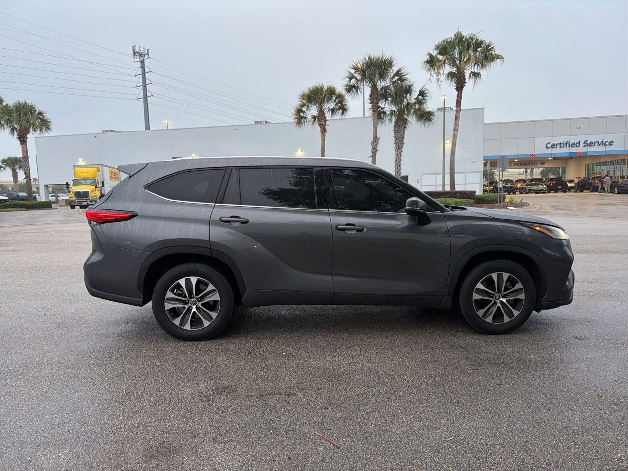 Used 2021 Toyota Highlander XLE FWD image 6