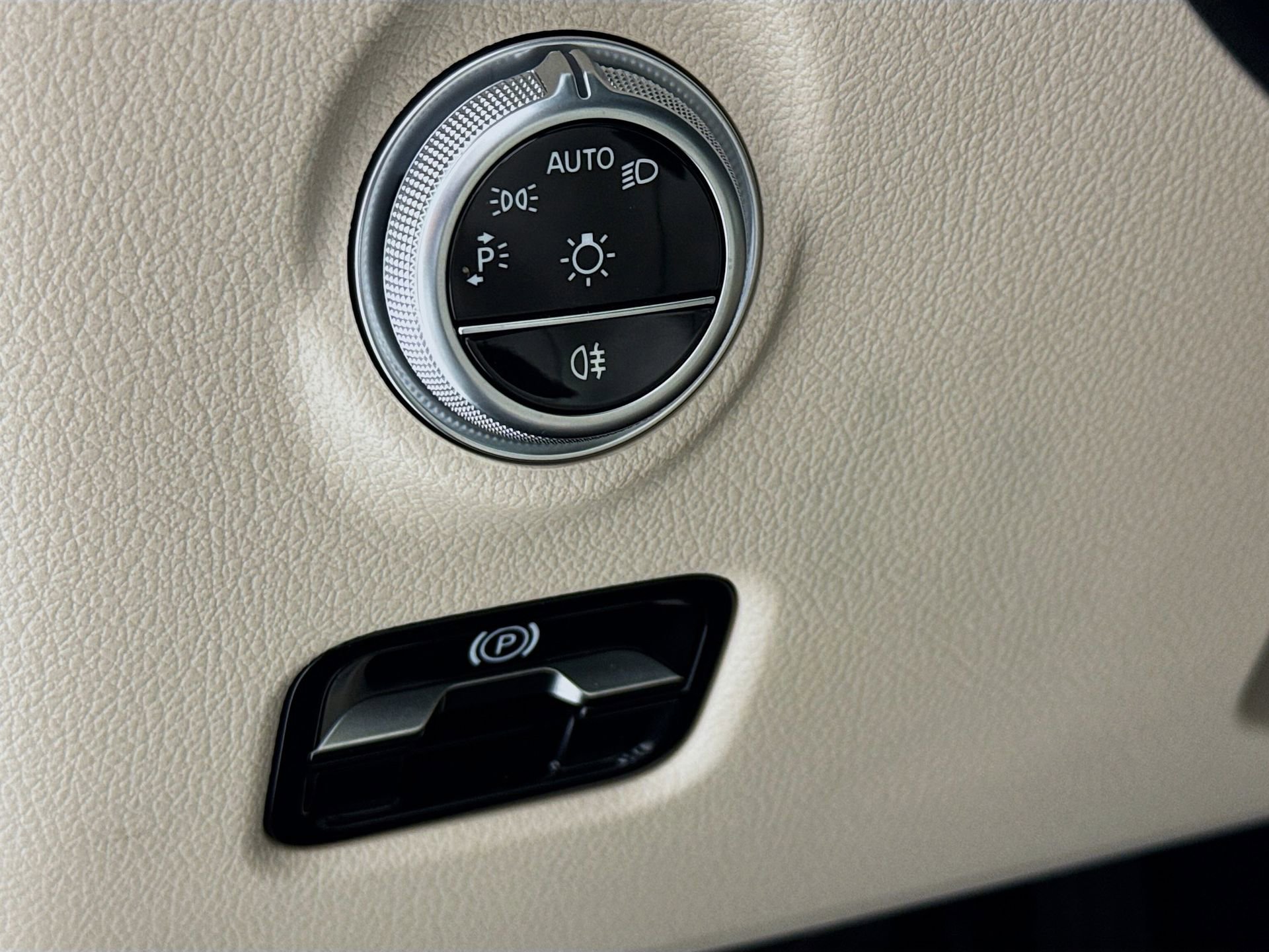 Used 2025 Mercedes-Benz C 300 Sedan image 11