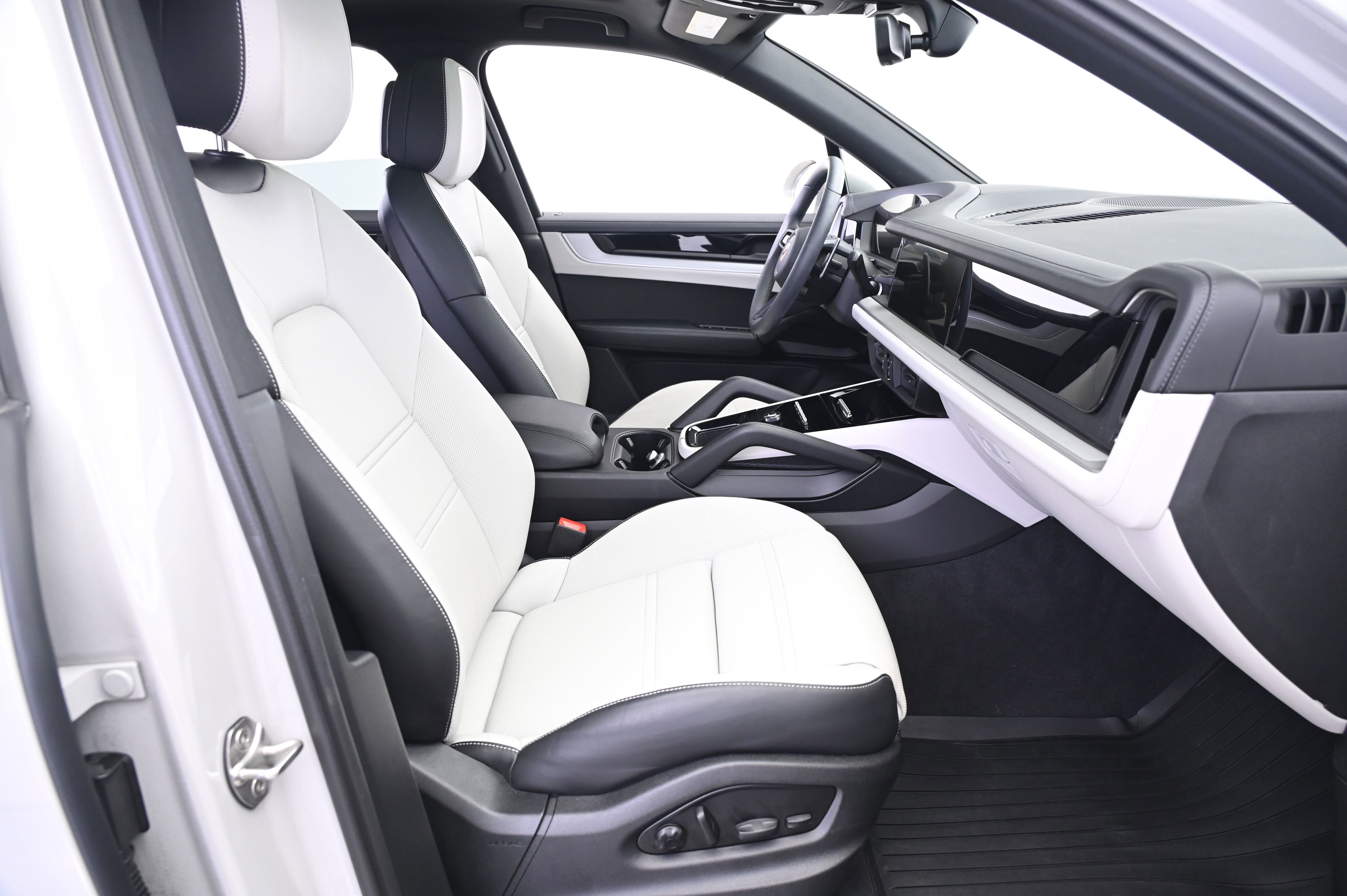 Used 2025 Porsche Cayenne image 23