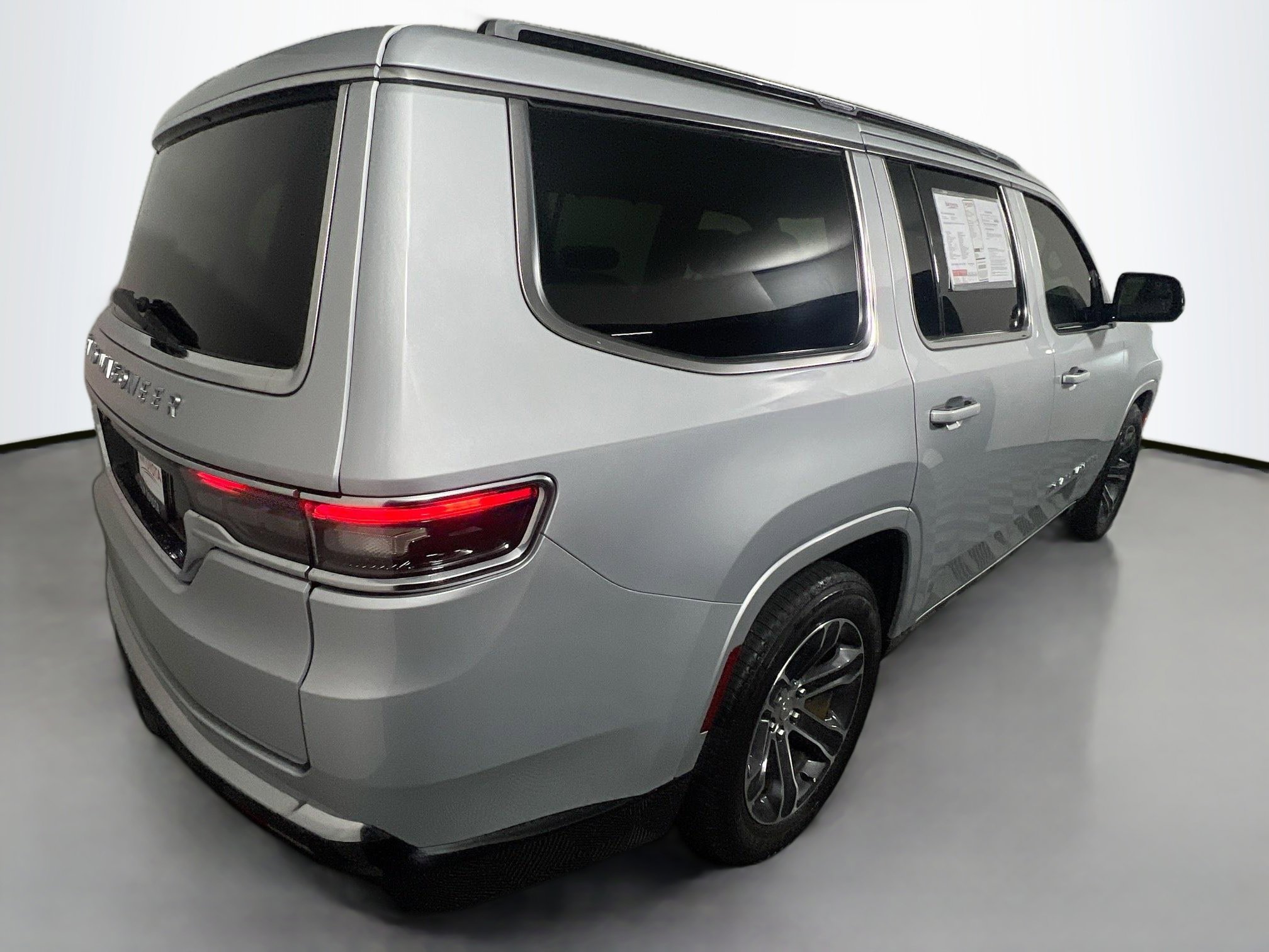 Used 2023 Jeep Grand Wagoneer 4WD image 4