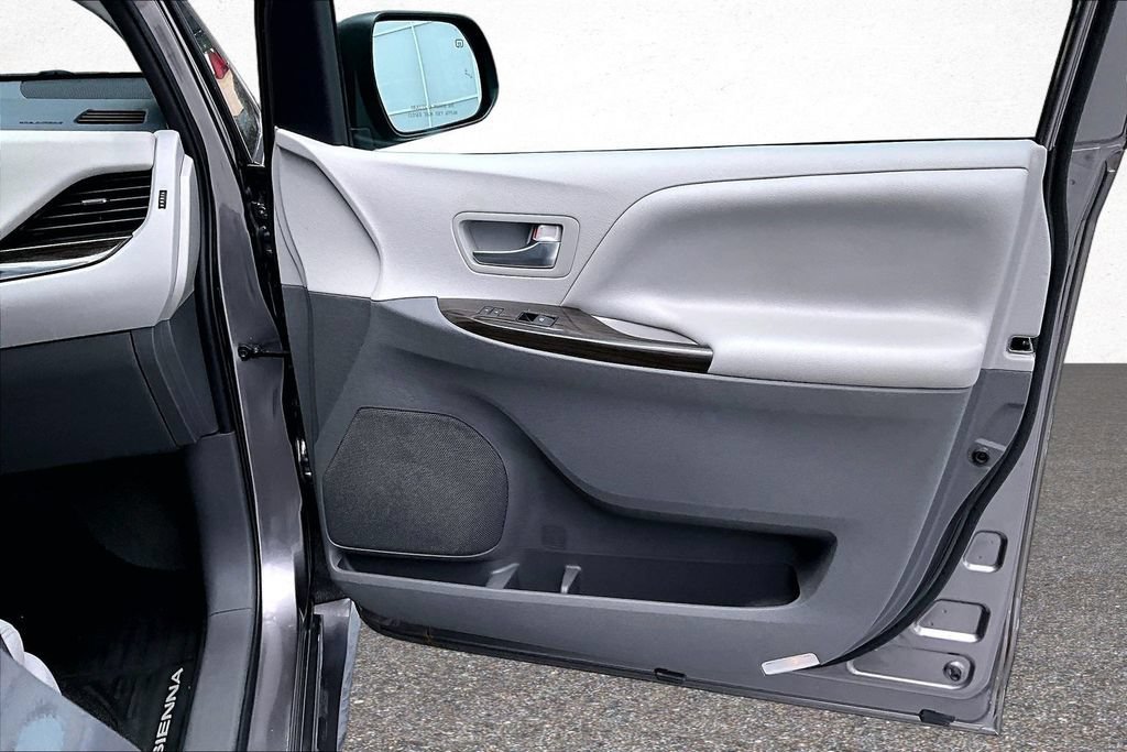 Certified 2020 Toyota Sienna XLE Premium FWD image 31