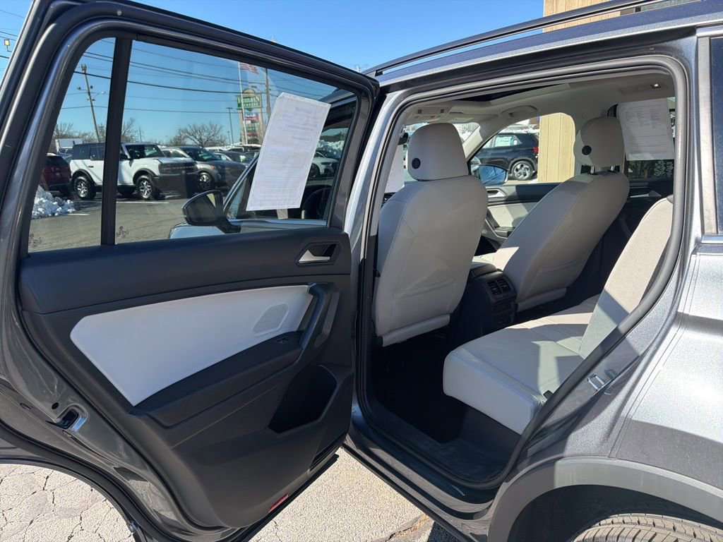 Used 2021 Volkswagen Tiguan SE w/ Panoramic Sunroof Package AWD/4WD image 28