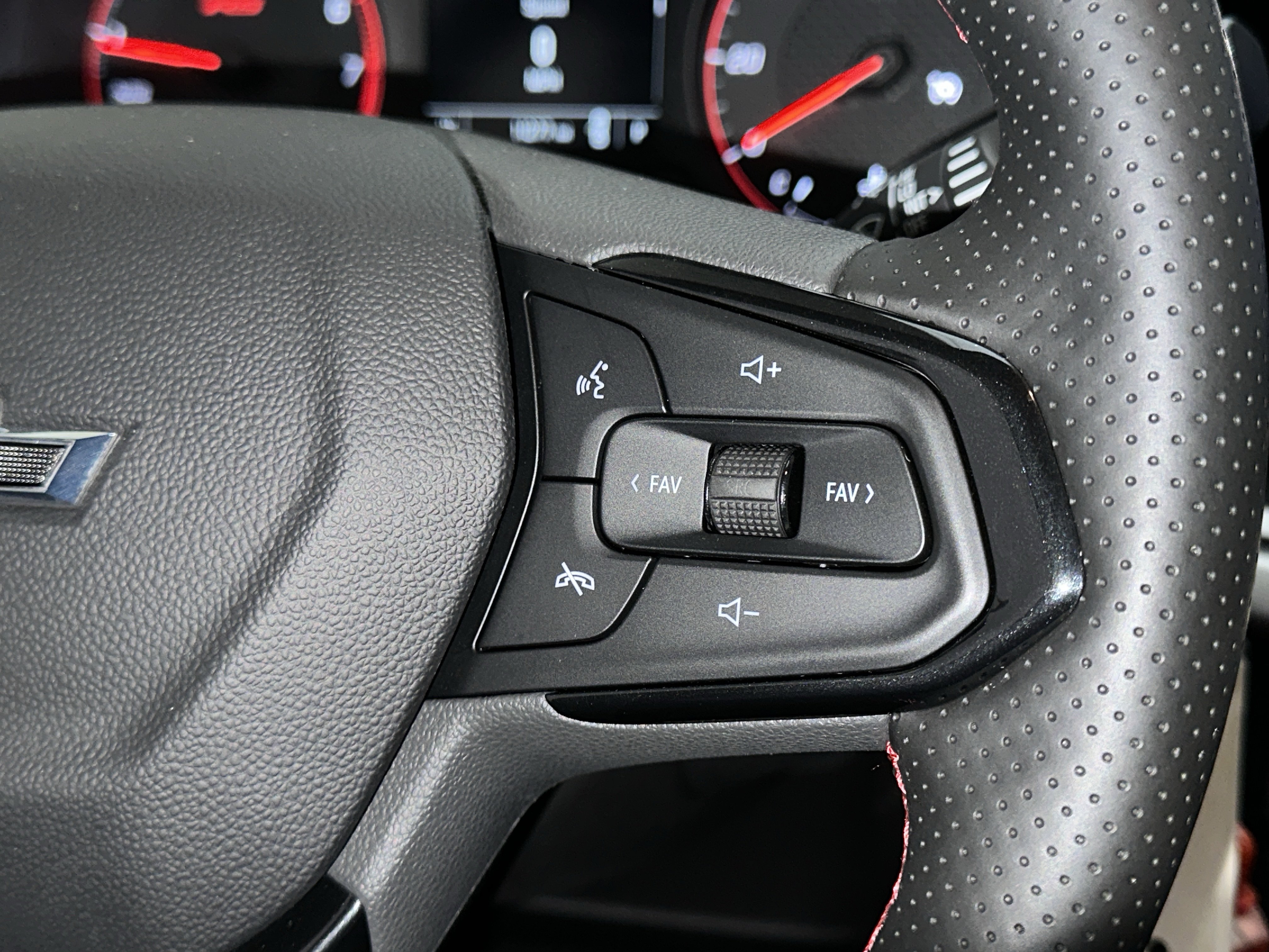 Used 2025 Chevrolet Trax RS FWD image 24