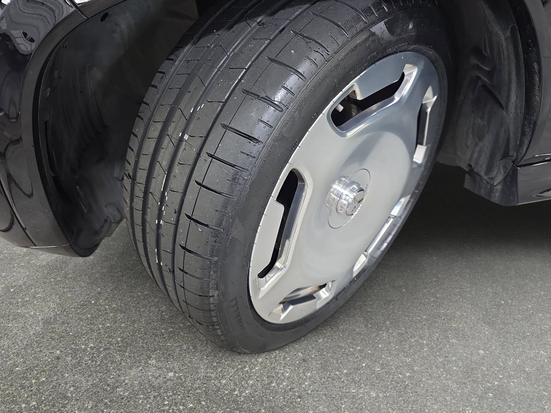 Used 2024 Mercedes-Benz Maybach GLS 600 4MATIC image 31